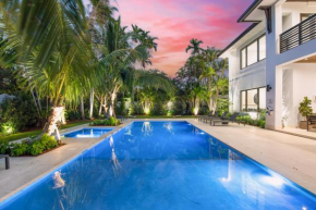 Villa in Coral Gables with Pool Jacuzzi Game Room
